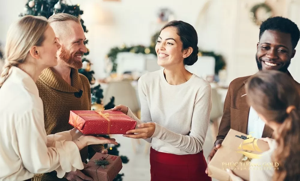 Văn hóa nhận quà: Nhận quà đúng cách!